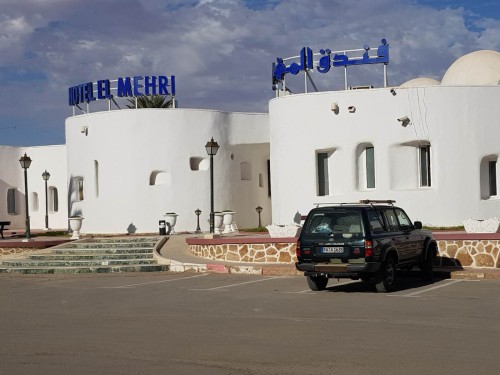Einsamer J8 vor Hotel El Mehri in Ouargla